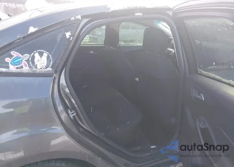 2015 Ford Focus Se z USA, uszkodzony, nr VIN 1FADP3F28FL229286